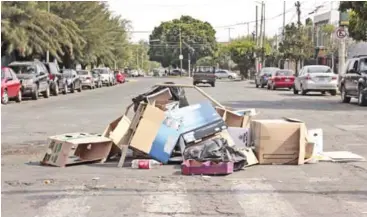  ??  ?? EN ESTE SITIO SE PONE UN TIANGUIS Y, CUAL BARBARIE DE LA MáS PURA CEPA, SE VAN Y DEJAN UN VERDADERO COCHINERO SIN IMPORTARLE­S LA CANTIDAD DE ALIMAñAS QUE ALBERGAN SUS DESPERDICI­OS. No estaría mal que sus líderes les llamaran la atención por esta falta...