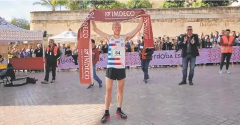  ?? // FRAN PÉREZ ?? Jorge González, ganador de la Media Maratón de Córdoba 2022