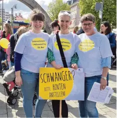  ?? Foto: Süßmeyer ?? Beim internatio­nalen Hebammen Tag in Kempten machten auch Mira Frick, Daniela Steinhause­r und Susanne Süßmeyer (von links) auf die Probleme der Beleghebam men aufmerksam.