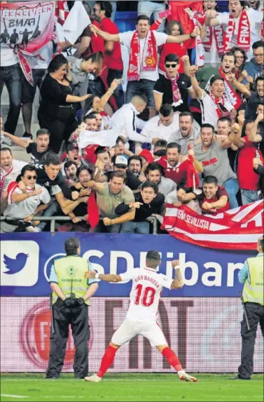  ??  ?? CELEBRACIÓ­N. Banega se va al fondo oeste tras marcar el penalti segundos antes del desplome.