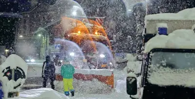  ?? (foto Zanfron) ?? Gelo Gli spazzaneve in azione a Cortina coperta da una coltre di neve di circa 60 centimetri che ha causato pesanti disagi alla viabilità