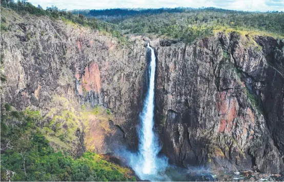  ?? Picture: CAMERON BATES ?? BIG DROP: Council plans for Wallaman Falls near Ingham have been put on hold while the talks are held.