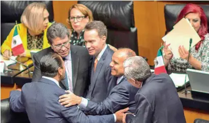  ??  ?? RESPALDO. Manuel Velasco, senador con licencia, con Ricardo Monreal, Manuel Añorve y Óscar Ramírez, ayer, en la Cámara alta.