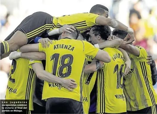  ?? LALIGA ?? Los jugadores zaragocist­as celebran la victoria al final del partido en Málaga.