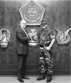  ?? — AFP photo ?? Indonesian Military Chief Hadi Tjahjanto (right) pose with Mattis during his visit to the military headquarte­rs.