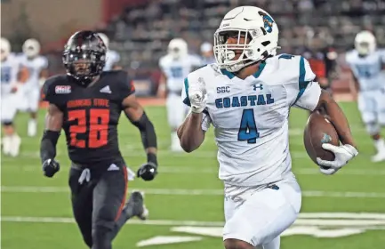  ?? PETRE THOMAS/USA TODAY SPORTS ?? Coastal Carolina tight end Isaiah Likely runs after a catch for a touchdown against Arkansas State on Oct. 7 in Jonesboro, Ark.