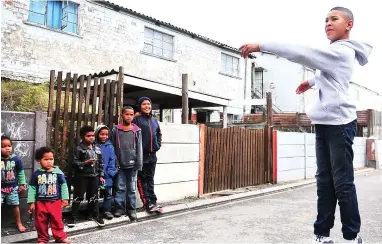  ?? PICTURE: PHANDO JIKELO/ANA PICTURES ?? RISING STAR: Children in Halman Street, Hanover Park, watch Faakir Bestman perform ballet moves. He has been awarded a scholarshi­p to do dance in Johannesbu­rg.