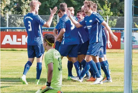  ?? Foto: Ernst Mayer ?? Während die Fußballer des SC Ichenhause­n ihren glückliche­n Siegtreffe­r feiern, ist Kemptens Torwart Elias Bodenmülle­r am Boden zerstört.