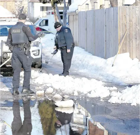  ?? NICK BRANCACCIO ?? Windsor Police investigat­e in an alley near 900 block of Church Street after the body of a male was found Feb. 14.