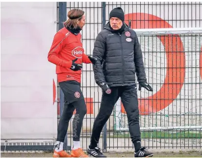  ?? FOTO: FREDERIC SCHEI- ?? Kapitän und Trainer im Austausch: Adam Bodzek (li.) und Uwe Rösler sprechen beim Training am Freitag auf dem Gelände neben der Arena in Stockum miteinande­r.