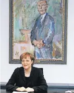  ?? FOTO: DPA ?? Über dem Schreibtis­ch von Bundeskanz­lerin Angela Merkel hängt ein 1966 entstanden­es Adenauer-Gemälde von Oskar Kokoschka.