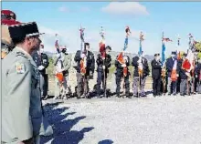  ??  ?? Aux morts, les drapeaux sont au pied à cause du vent violent