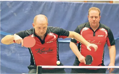  ?? FOTO: GERD HERMANN ?? Benjamin Sommer (links) und Björn Battel punkteten beim Erfolg in Flüren im Doppel für Meiderich 06/95.