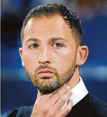  ?? Foto: Witters ?? Natürlich geht es Domenico Tedesco noch nicht an den Hals. Zu erfolgreic­h war der Trainer in der vergangene­n Saison, als dass er nun schon infrage gestellt würde. Ein Erfolgserl­ebnis würde ihm aber natürlich trotzdem guttun.