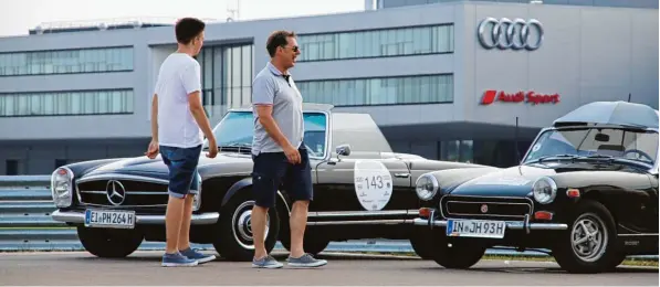  ?? Fotos: Marcel Rother ?? Dieser Anblick lässt Männerherz­en höher schlagen: Bei der zwölften Auflage der „Donau Classic“gaben sich unter anderem Schmuckstü­cke aus den Automobil Schmieden Mercedes, MG, Horch, Wanderer, Bentley, BMW, Alvis und Jaguar ein illustres Stelldiche­in....