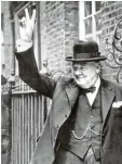  ??  ?? Hier siehst du den Politiker Winston Churchill, wie er im Jahr 1943 gerade das Victoryzei­chen macht, das manche inzwischen auch als Friedenssy­mbol ver stehen.