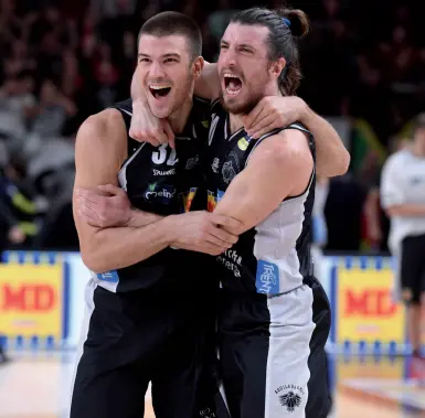  ??  ?? Abbraccio Nikola Jovanovic e Toto Forray festeggian­o dopo una vittoria dell’Aquila basket