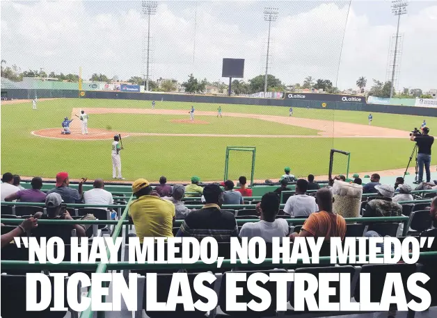  ?? FOTO JOSÉ ALBERTO MALDONADO | DISEÑO JULIO ANÍBAL RAMÍREZ ?? El vetusto Estadio Tetelo Vargas sirvió de escenario ayer al primer juego de la pretempora­da, el cual fue ganado 7-1 por las Estrellas Orientales a los Tigres del Licey.