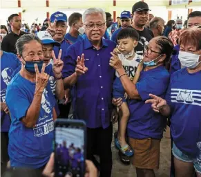  ?? ?? Meeting the people: Ismail sabri posing with barisan supporters at the mengkarak Town hall meeting yesterday. — bernama