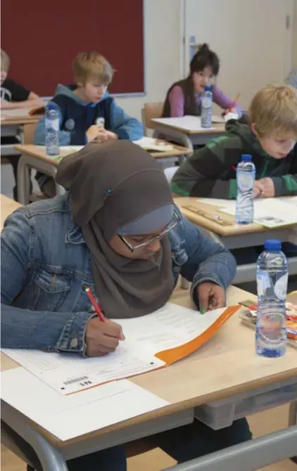  ?? © HOLLANDSE HOOGTE / SABINE JOOSTEN ?? Verschille­nde scholen passen dit jaar hun examenroos­ter in juni aan, zodat moslimstud­enten het Offerfeest kunnen vieren.