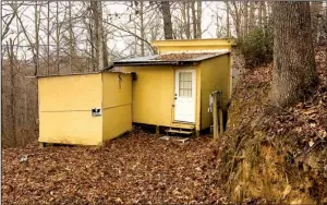  ?? AP/MICHAEL BIESECKER ?? Planned Parenthood shooting suspect Robert Lewis Dear spent time in this small, remote shack near Black Mountain, N.C. A neighbor said that on the rare occasions Lewis spoke, nothing “was very cognitive.”