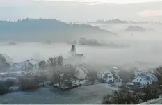  ??  ?? Der Nebel hängt zwischen den Wäldern und senkt sich über Streitheim: Das Bild stammt von Andrea Bschorr.