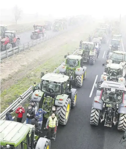  ?? JORDI V. POU ?? Agricultor­es cortan el paso en la autovía N-II, en Lleida, ayer.