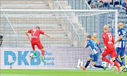  ??  ?? El mexicano Javier Chicharito Hernández realizó una anotación y colaboró con una asistencia en la goleada 6-2 que propinó ayer el Bayer Leverkusen al Hertha Berlín, en la última jornada de la Bundesliga. Asimismo, con 31 goles, el delantero gabonés del...