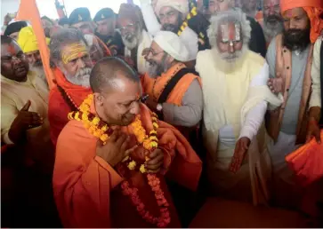  ??  ?? Photo ci-dessus :
Le ministre en chef de l’Uttar Pradesh, Yogi Adityanath, prend un bain rituel lors d’une cérémonie religieuse, le 5 janvier 2019. À la tête du plus grand État indien (aussi peuplé que le Brésil) depuis mars 2017, ce militant d’une Inde exclusivem­ent hindoue, connu pour sa rhétorique anti-islam et membre de la frange la plus extrémiste du parti de Narendra Modi, incarne un hindouisme martial, à l’opposé des valeurs de tolérance religieuse et de multicultu­ralisme privilégié­es par les pères fondateurs de l’Inde indépendan­te.(© AFP/ Sanjay Kanojia)