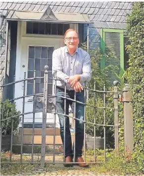  ?? FOTO: STEPHAN BÜLLESBACH ?? Der Gummersbac­her Bernd Rummler, der in Lieberhaus­en direkt neben einer der „Bonten Kerken“wohnt, will für die AfD Oberberg in den Bundestag.