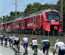  ?? ?? Doppia corsa Lo speciale treno rosa con i ciclisti del Giro che sfrecciano