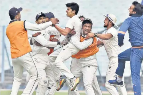  ?? PTI ?? Vidarbha fast bowler Rajneesh Gurbani (centre) played a key role in Vidarbha reaching their first Ranji Trophy final, beating defending champions Karnataka on Thursday.