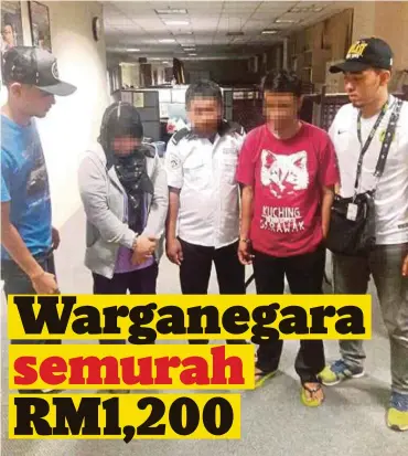  ??  ?? WARGA Filipina yang diberkas pegawai JPN kerana menyimpan MyKad milik individu lain.