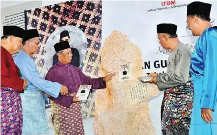  ??  ?? Read all about it: Muhyiddin and Johor mufti Datuk Tahrir Datuk Samsudin (second from right) launching the book on Mohd Yassin at Masjid Sultan Ibrahim in Muar yesterday.