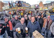  ?? RP-ARCHIVFOTO: MVO ?? Der traditione­lle Fassanstic­h zur Kirmeseröf­fnung mit Bürgermeis­ter Ulrich Knickrehm (l.) und Schaustell­erchef Dirk Janssen.