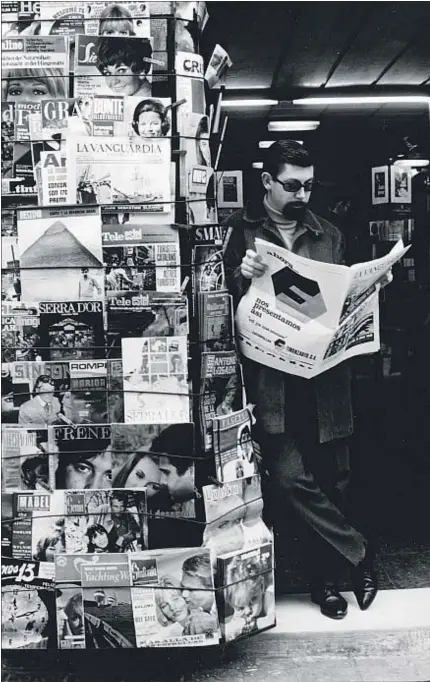  ?? FONDO FAMILIAR BALTASAR PORCEL ?? Baltasar Porcel, leyendo La Vanguardia en los años setenta