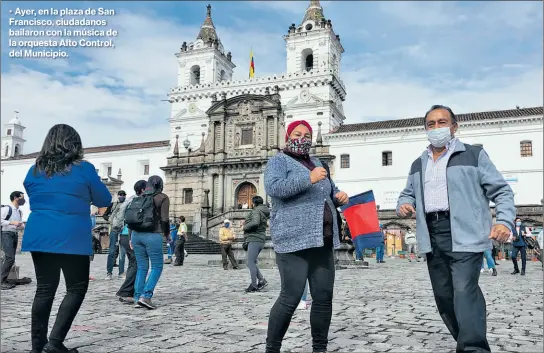  ?? EDUARDO TERÁN / EL COMERCIO ?? • Ayer, en la plaza de San Francisco, ciudadanos bailaron con la música de la orquesta Alto Control, del Municipio.