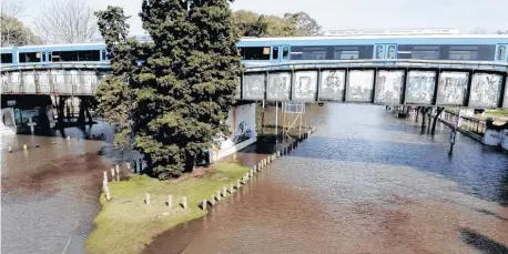  ?? DYN ?? Una imagen del agua que se acumuló en la zona de los Bosques de Palermo, en los alrededore­s del Hipódromo Argentino.