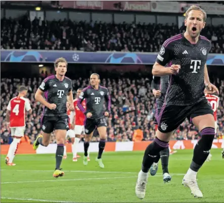  ?? ?? Kane celebra el segundo gol del Bayern en el Emirates.