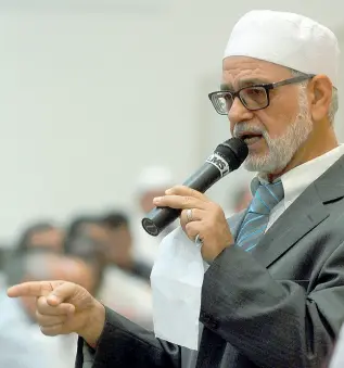  ??  ?? Critico L’imam Aboulkheir Breigheche. Il leader religioso non è contrario ai simboli cattolici