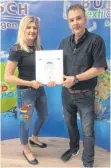  ?? FOTO: INTERSPORT BUTSCH ?? Ausgezeich­net: Daniela Schönfeld und Frank Butsch mit der FairtradeU­rkunde.