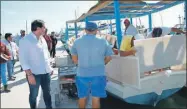  ??  ?? El alcalde de Progreso, Julián Zacarías Curi, al recibir el muelle La Caleta, base de los ribereños, que el gobierno estatal devolvió el viernes 8