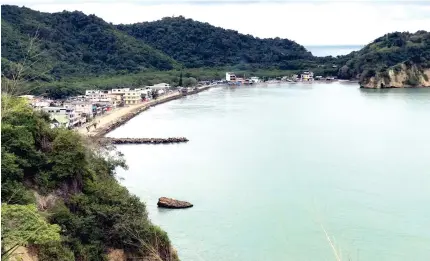  ??  ?? BELLEZA. Desde uno de los lugares más altos del cantón Atacames se logra observar el mar y parte del balneario de Súa.