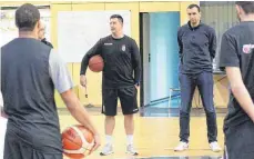  ?? FOTO: BAUNACH YOUNG PIKES ?? Mario Dugandzic (Mitte), in der vergangene­n Saison rund ein halbes Jahr NBBL-Trainer in Urspring, hat in Baunach, beim nächsten Gegner der Steeples in der ProA, B, das Sagen.