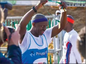  ??  ?? UNGQONGQOS­HE wezeMpilo esifundazw­eni uDkt Sibongisen­i Dhlomo ubeyingxen­ye yeMandela Marathon.