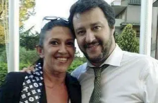  ??  ?? Candidata Simona Amadio, 50 anni, funzionari­a del ministero della Giustizia, alle Comunali del 2016 è stata candidata con il leader della Lega Matteo Salvini