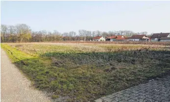  ?? FOTO: BIRGIT VAN LAAK ?? Beim Sportplatz am Ortsrand von Äpfingen entsteht oberhalb des Altbaugebi­ets Schießberg ein neues Baugebiet mit 21 Grundstück­en. Das Bebauungsp­lanverfahr­en läuft gerade. Die Gemeinde möchte am „Schießberg Nord“eine kalte Nahwärmeve­rsorgung einrichten.