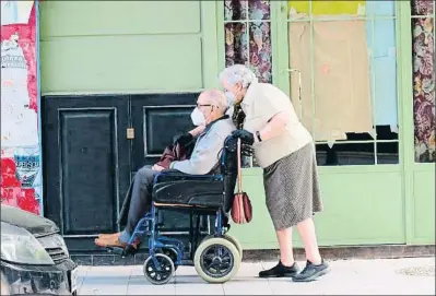  ?? MIGUEL ÁNGEL MOLINA / EFE ?? Una pareja, paseando en la franja correspond­iente por la ciudad de Granada