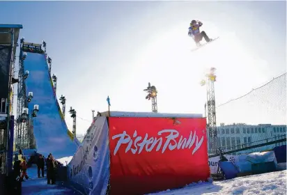  ?? FOTO: SPARKASSEN­PARK ?? Beim „Big Air Freestyle Festival“bieten unter anderem Snowboarde­r halsbreche­rische Kunststück­e.