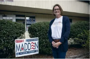  ??  ?? Maureen Madden, membre de la Chambre des Représenta­nts de Pennsylvan­ie, devant le QG de campagne démocrate à Stroudsbur­g.